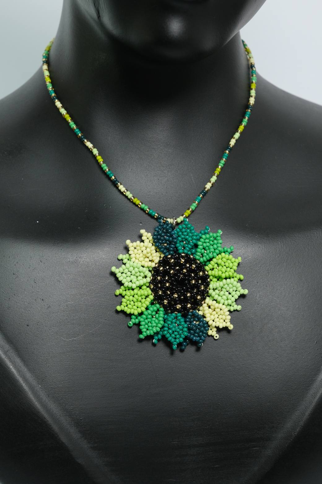 Emerald Bloom Aura – Juego de Collar Floral Verde de Chaquiras Hecho a Mano | Dije Artesanal B6-05