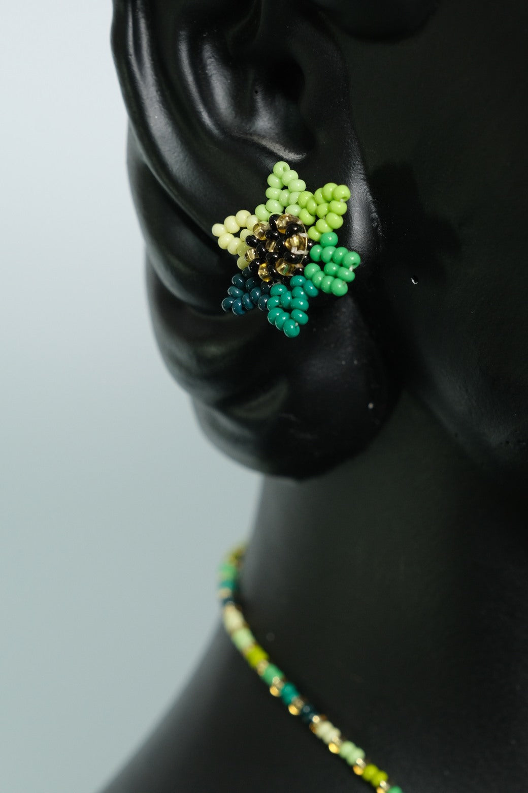 Emerald Bloom Aura – Juego de Collar Floral Verde de Chaquiras Hecho a Mano | Dije Artesanal B6-05