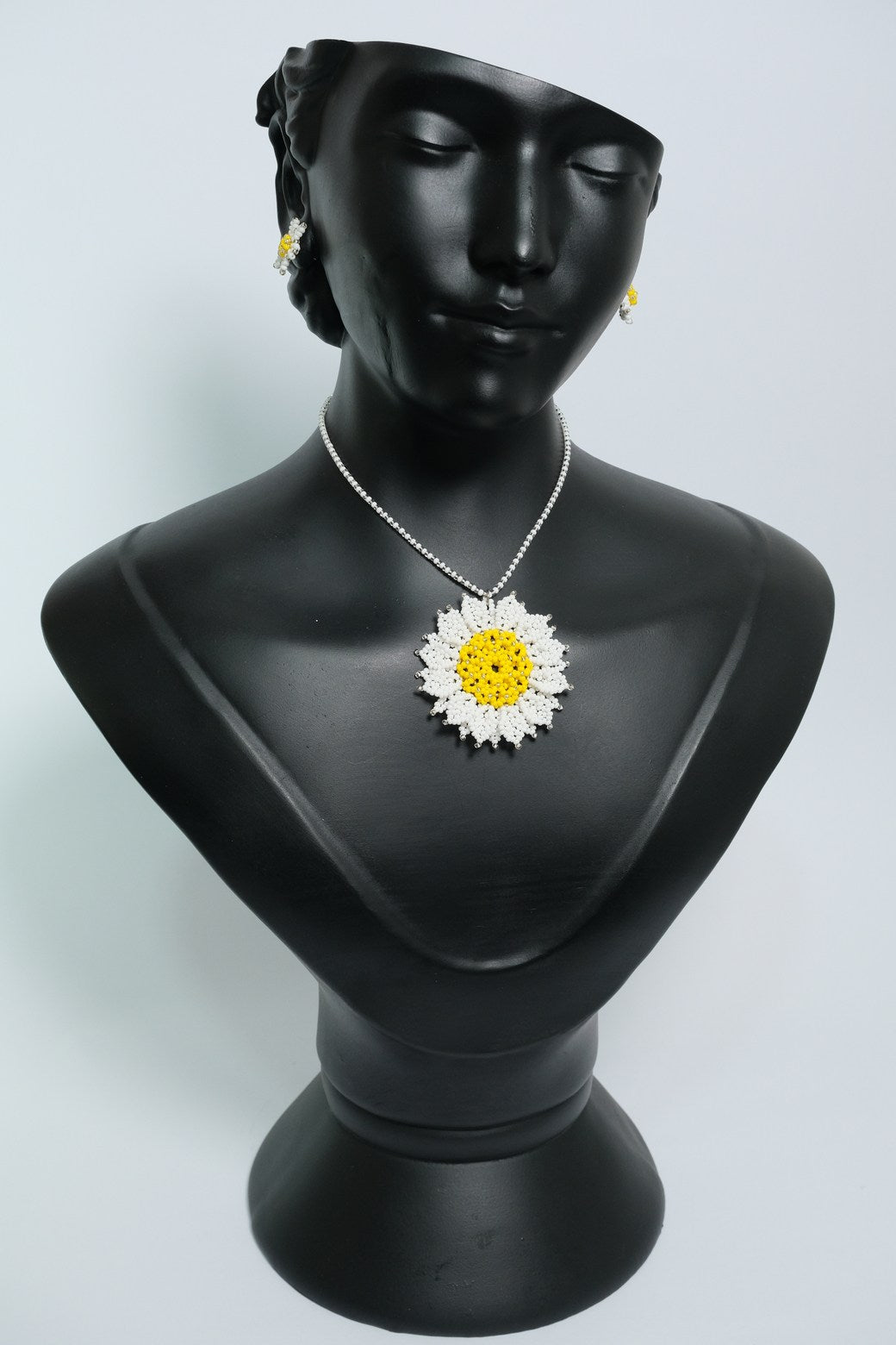 Daisy Bloom Aura –  Juego de Collar Floral de Chaquiras Blancas con Centro Amarillo Hecho a Mano B6-07