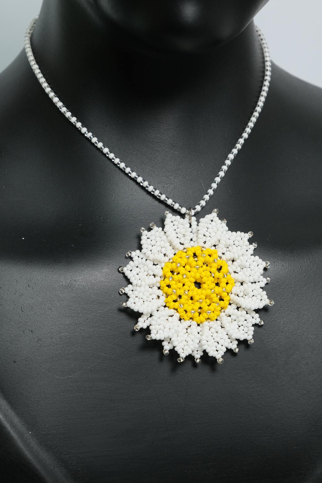 Daisy Bloom Aura –  Juego de Collar Floral de Chaquiras Blancas con Centro Amarillo Hecho a Mano B6-07