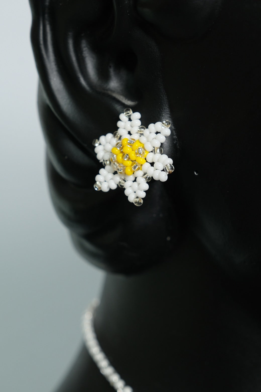 Daisy Bloom Aura –  Juego de Collar Floral de Chaquiras Blancas con Centro Amarillo Hecho a Mano B6-07