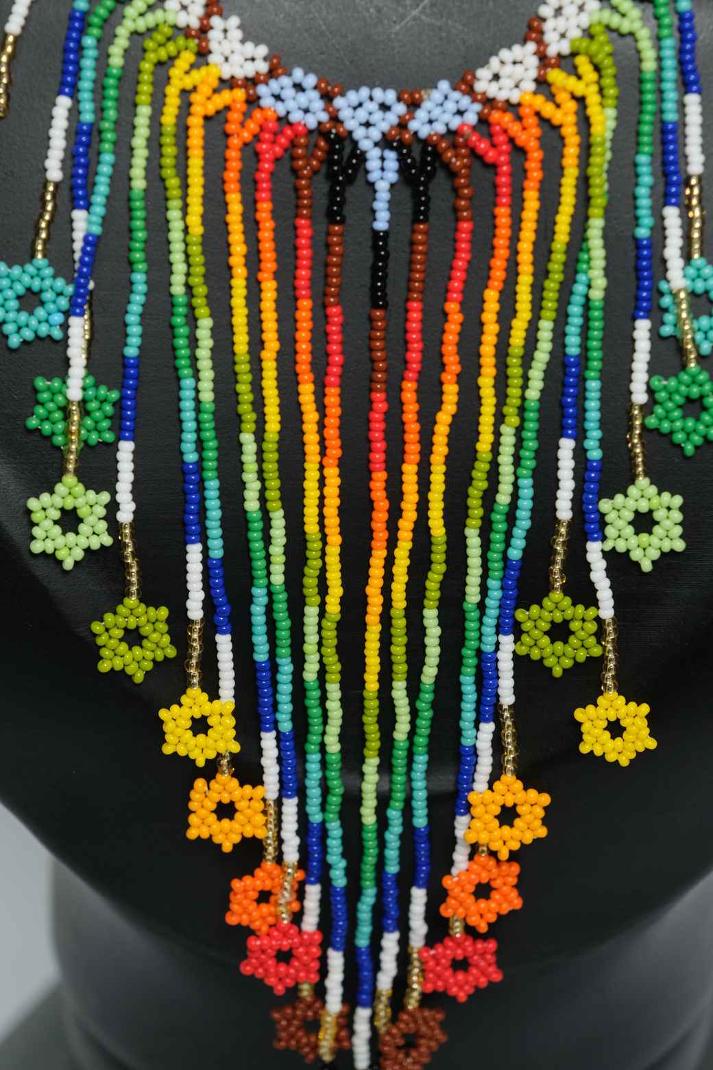 Rainbow Cascade Ancestral™ – Collar Artesanal de Chaquiras Multicolor Statement B8-01