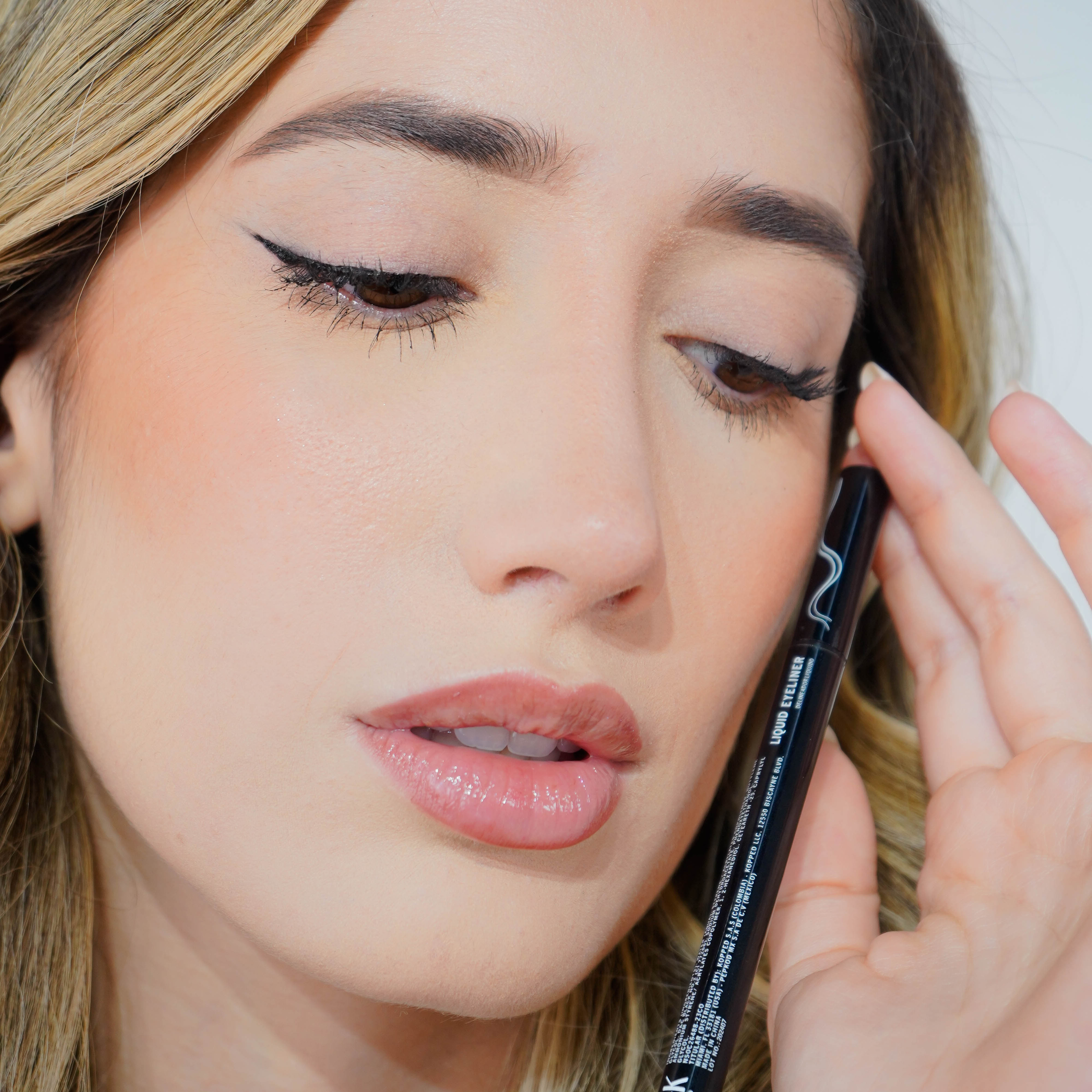 Anik Makeup Delineador Radiante 2g