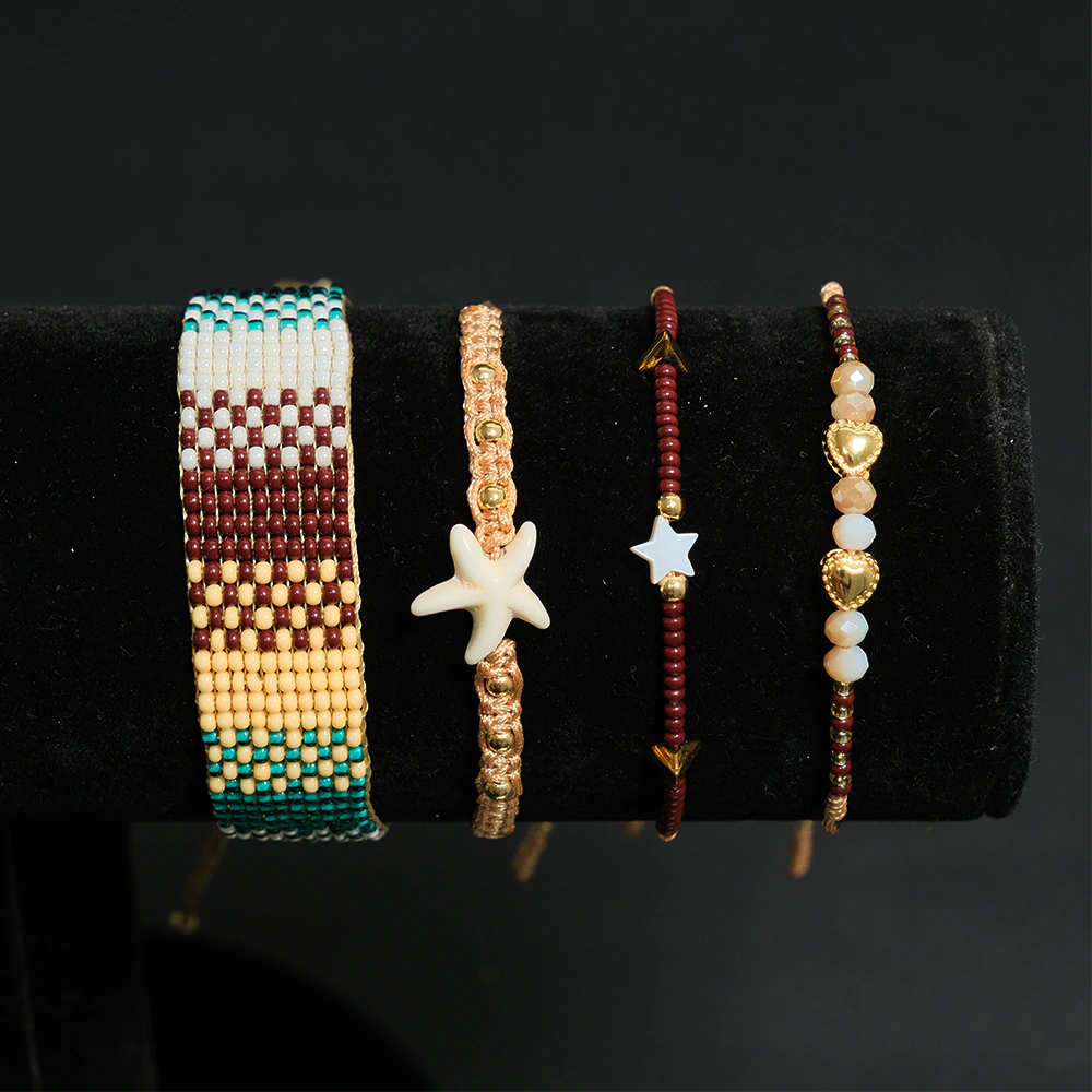 Juego Coastal Charm de Pulseras Multicapas con Estrella y Corazones E2-02