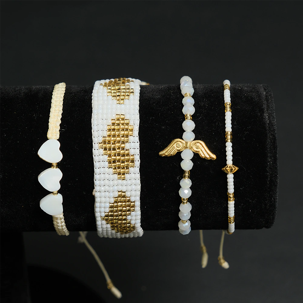 Juego Celestial Heart de Pulseras Multicapas con Corazones y Alas Doradas E2-07