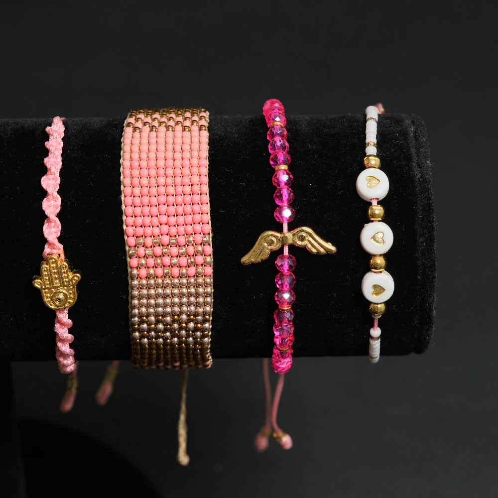 Juego Pink Aura Charm de Pulseras Multicapas con Mano, Alas y Corazones E2-08