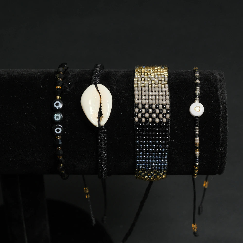 Juego Noir Coast de Pulseras Multicapas con Concha, Ojo Turco y Corazon E2-13