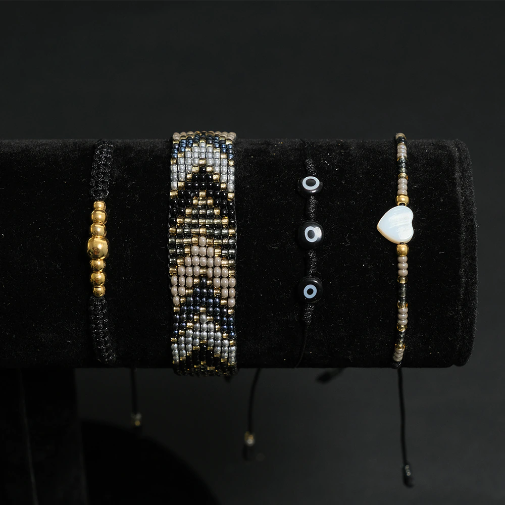 Juego Noir Amulet de Pulseras Multicapas con Ojo Turco y Corazon E2-15