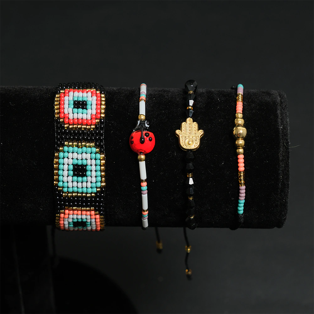 Juego Ladybug Hamsa de Pulseras Multicapas con Mariquita y Mano Fatima E2-16