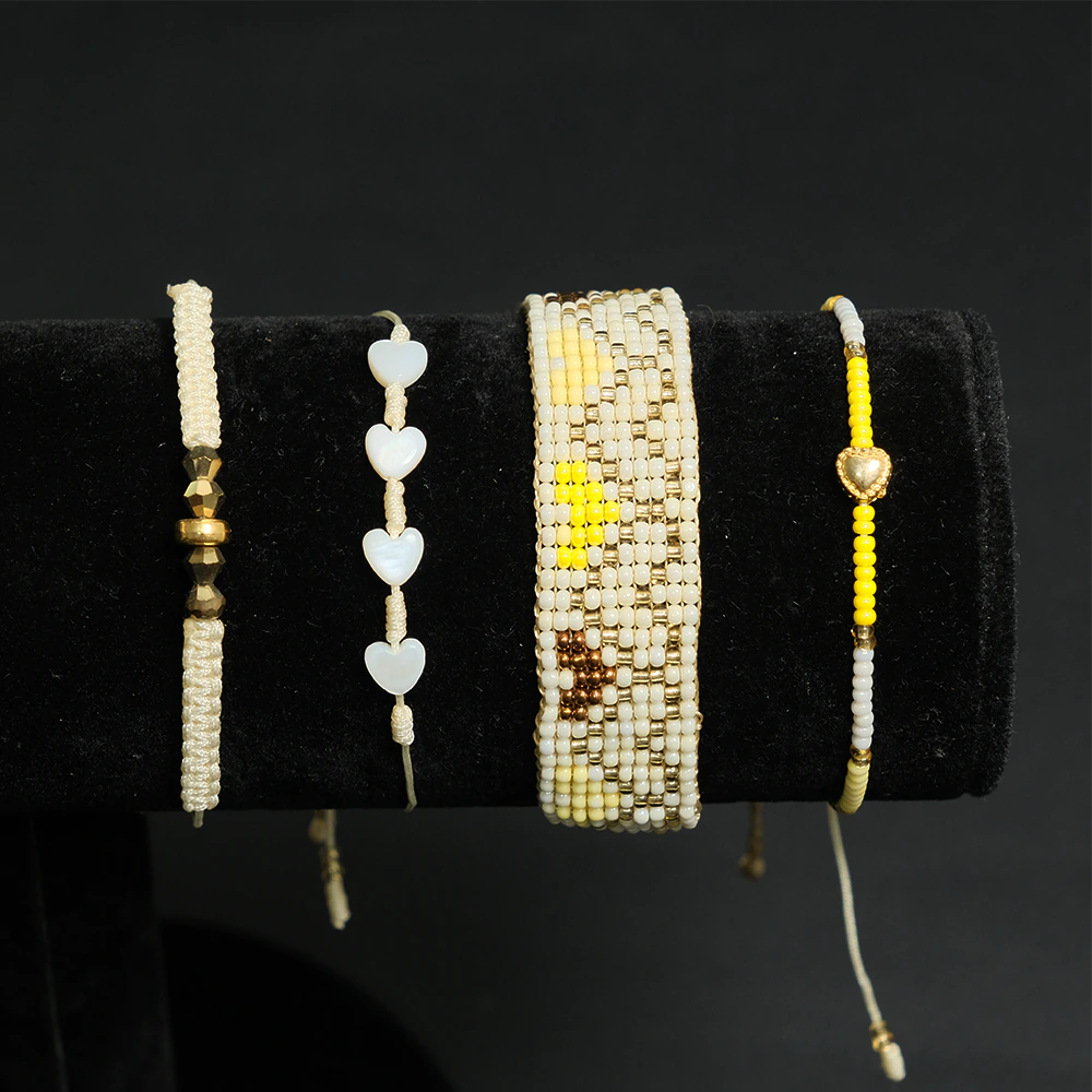 Juego Honey Bloom de Pulseras Multicapas con Corazones y Mostacillas E2-17