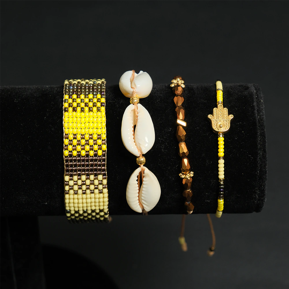 Juego Golden Hamsa de Pulseras Multicapas con Conchas y Mostacillas E2-18