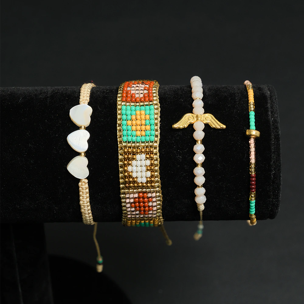 Juego Sunset Wings de Pulseras Multicapas con Corazones y Alas Doradas E2-20