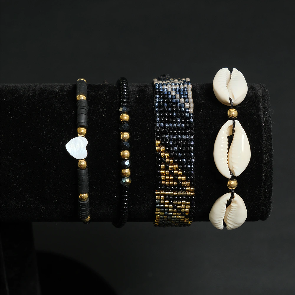 Juego Noir Shell Luxe de Pulseras Multicapas con Conchas y Corazon E2-21