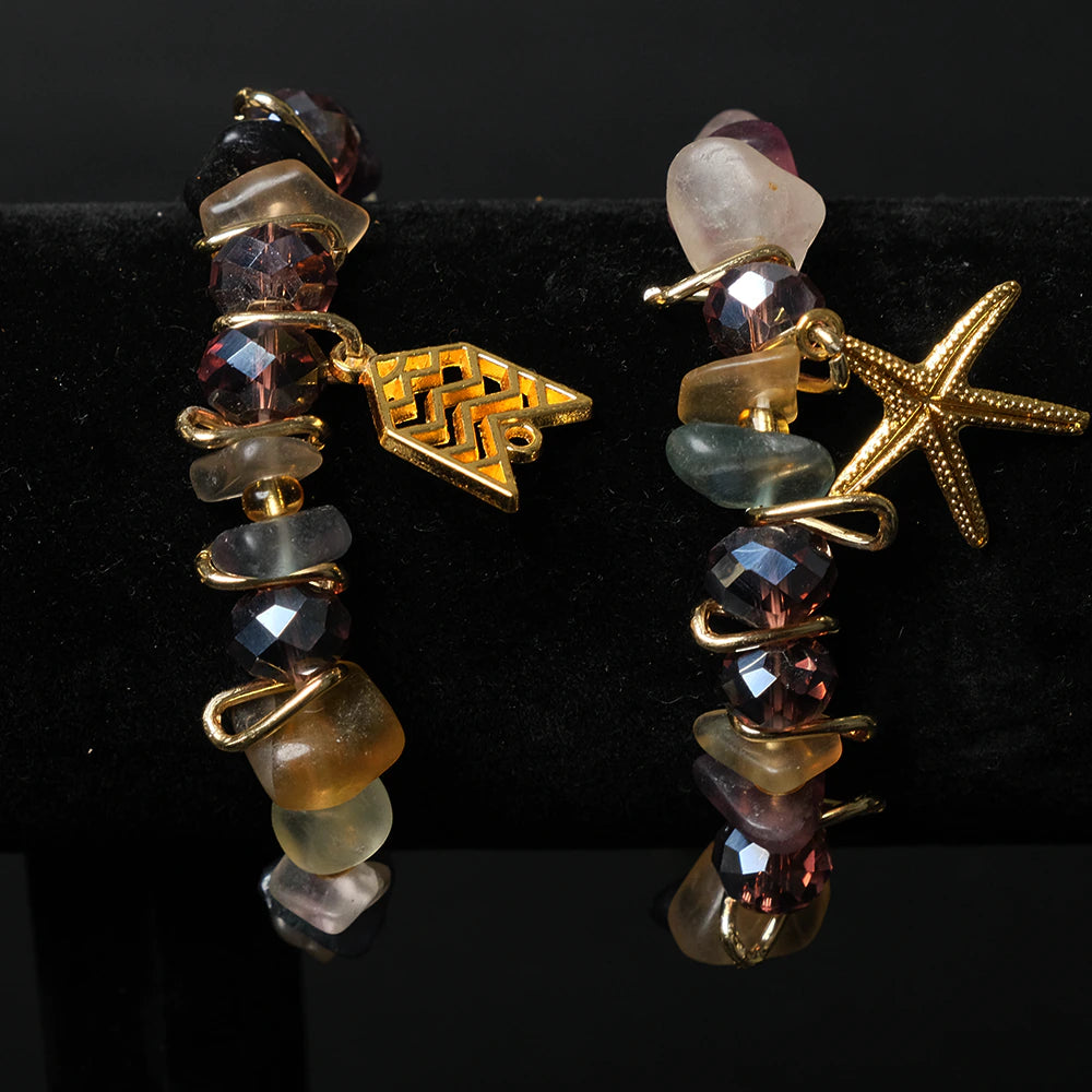 Pulsera Amethyst Coast con Cristales Morados y Dijes Dorados E3-03