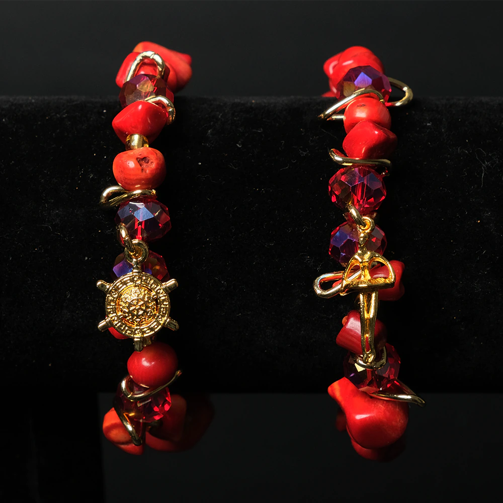 Pulsera Ruby Sail con Cristales Rojos y Dijes Dorados E3-06