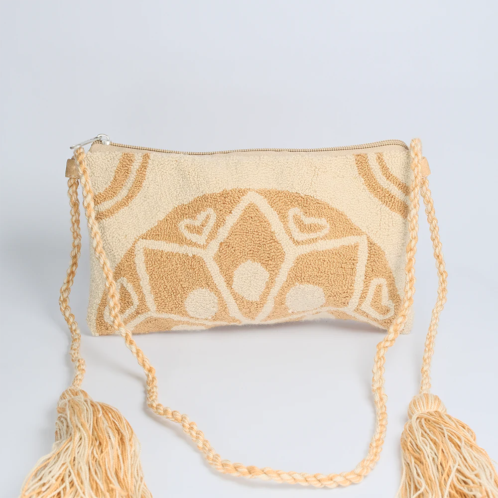 Sobre Ivory Heart Tapizado con Borlas y Diseno Boho F8-02