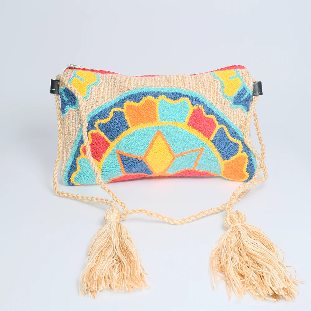 Sobre Sunburst Bloom Tapizado con Diseno Boho y Borlas F8-09