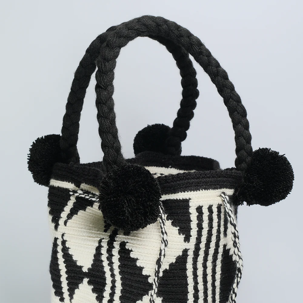 Bolso Mediano Wayuu Black Ivory Tejido con Pompones F9-01