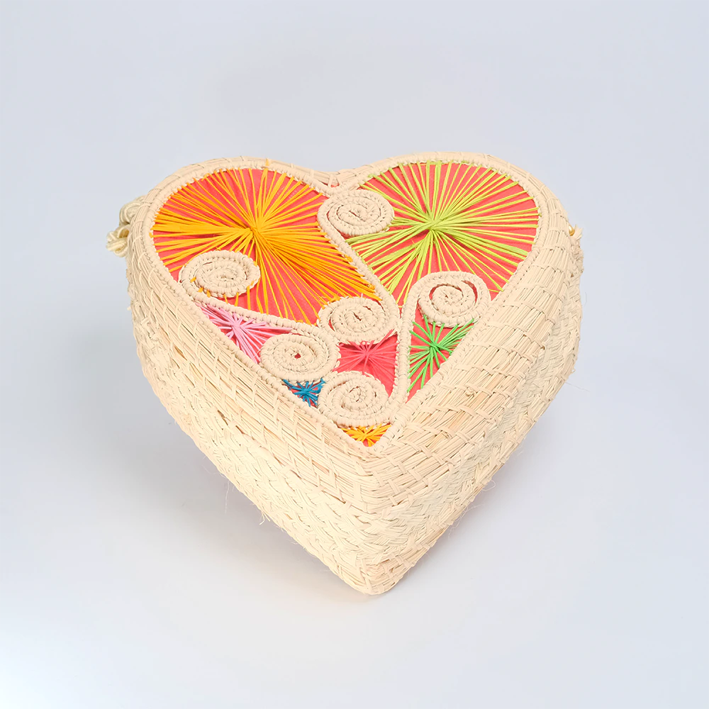 Bolso Iraca Heart Bloom Tejido Artesanal en Forma de Corazon G4-01