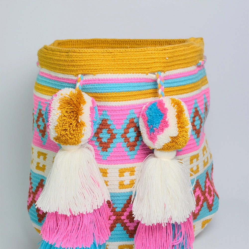 Mochila Wayuu Candy Bloom Tejida Artesanal con Pompones G8-01