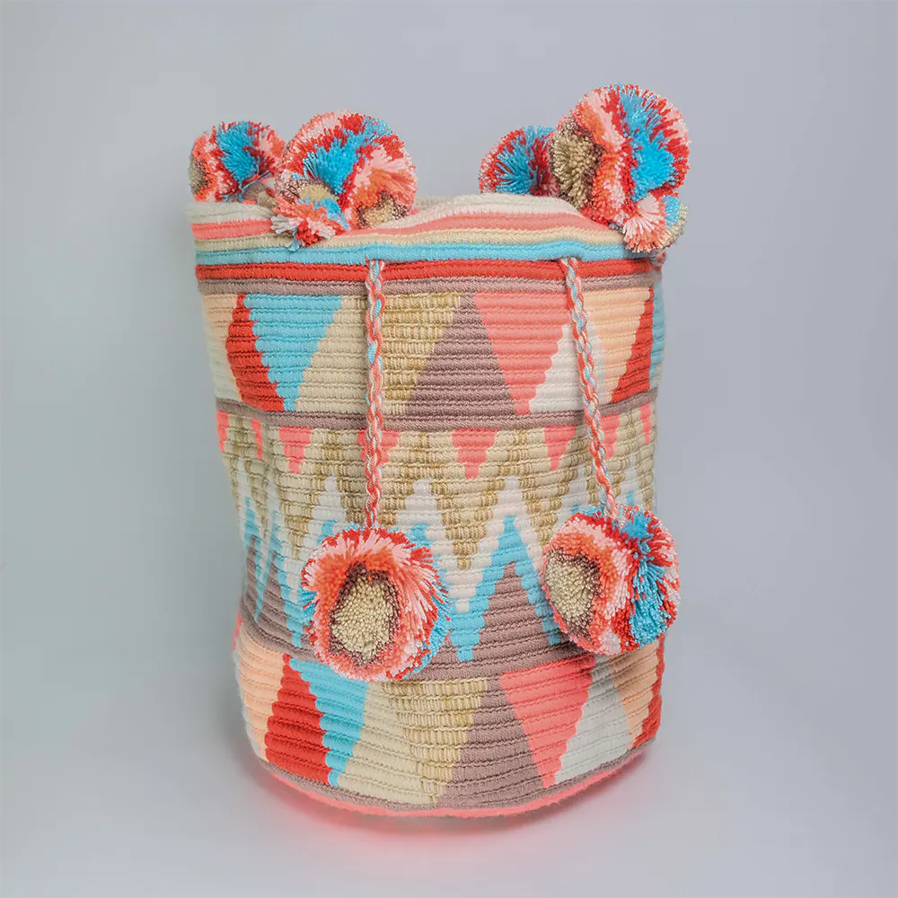 Mochila Wayuu Pastel Bloom Tejida Artesanal con Pompones G9-01