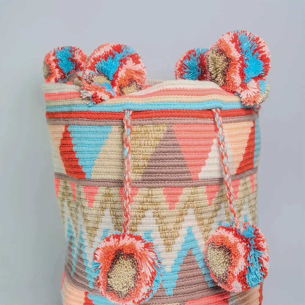 Mochila Wayuu Pastel Bloom Tejida Artesanal con Pompones G9-01