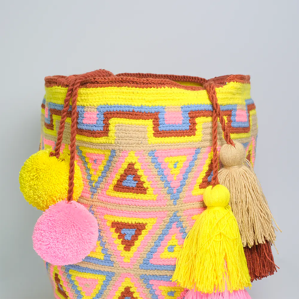 Mochila Wayuu Sunny Pastel Tejida Artesanal con Pompones H1-01