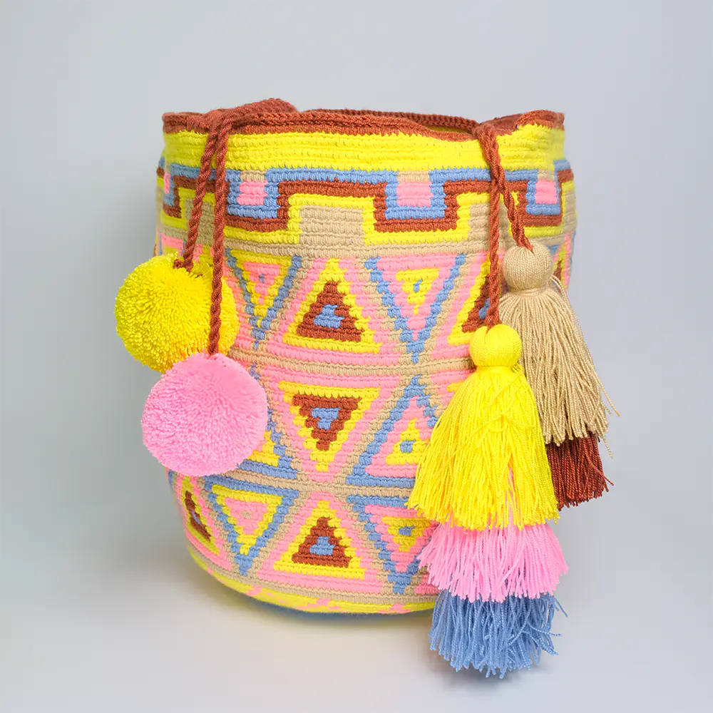 Mochila Wayuu Sunny Pastel Tejida Artesanal con Pompones H1-01