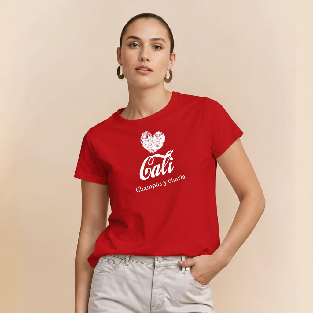 Camiseta “Cali — Champús y charla” (Regular Fit)