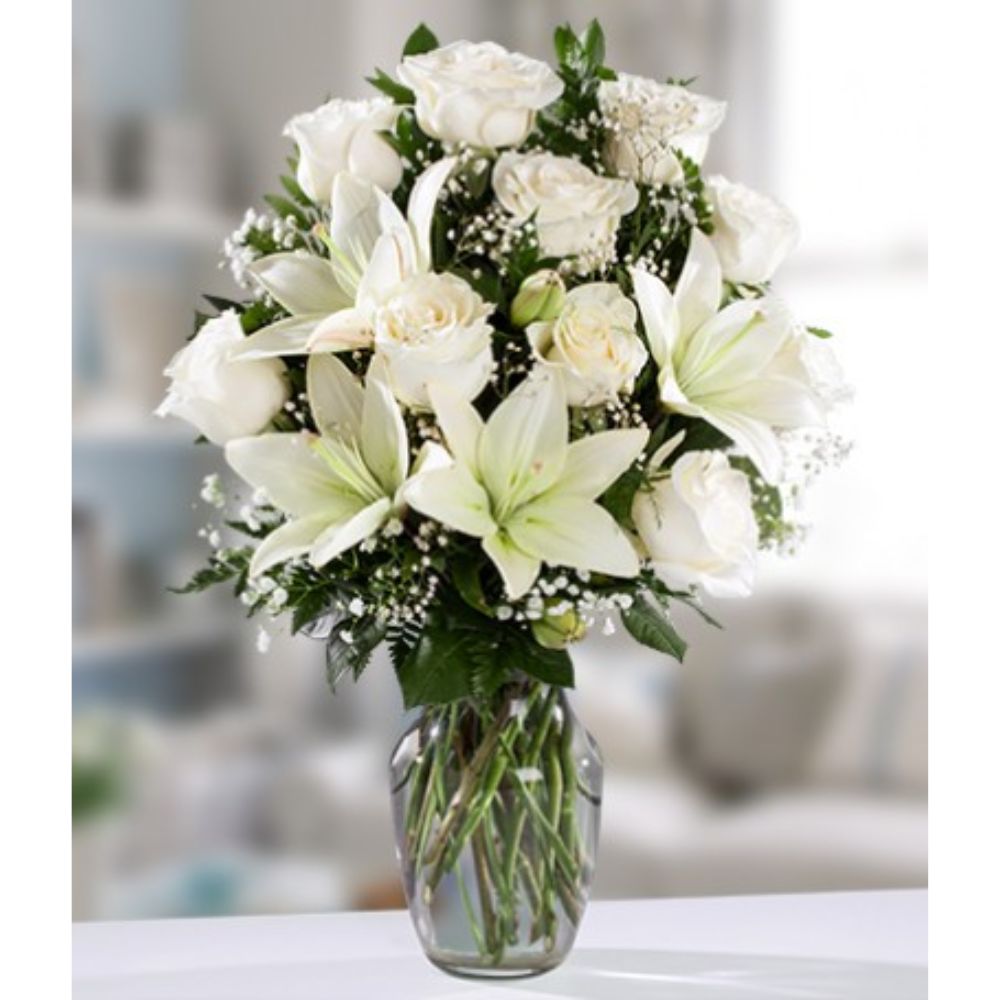 Rosas y Lirios Blancos