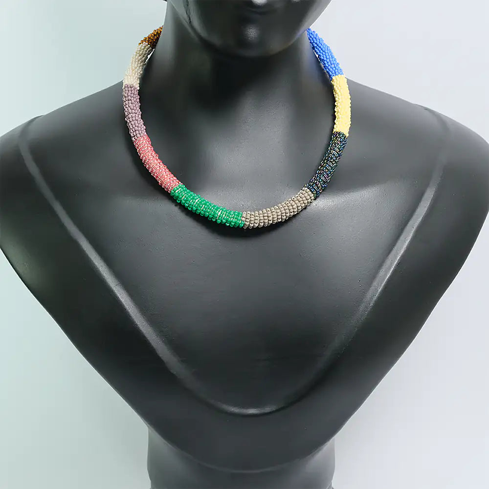 Aurora Luxe – Collar Artesanal Multicolor de Chaquiras Elegante B9-01