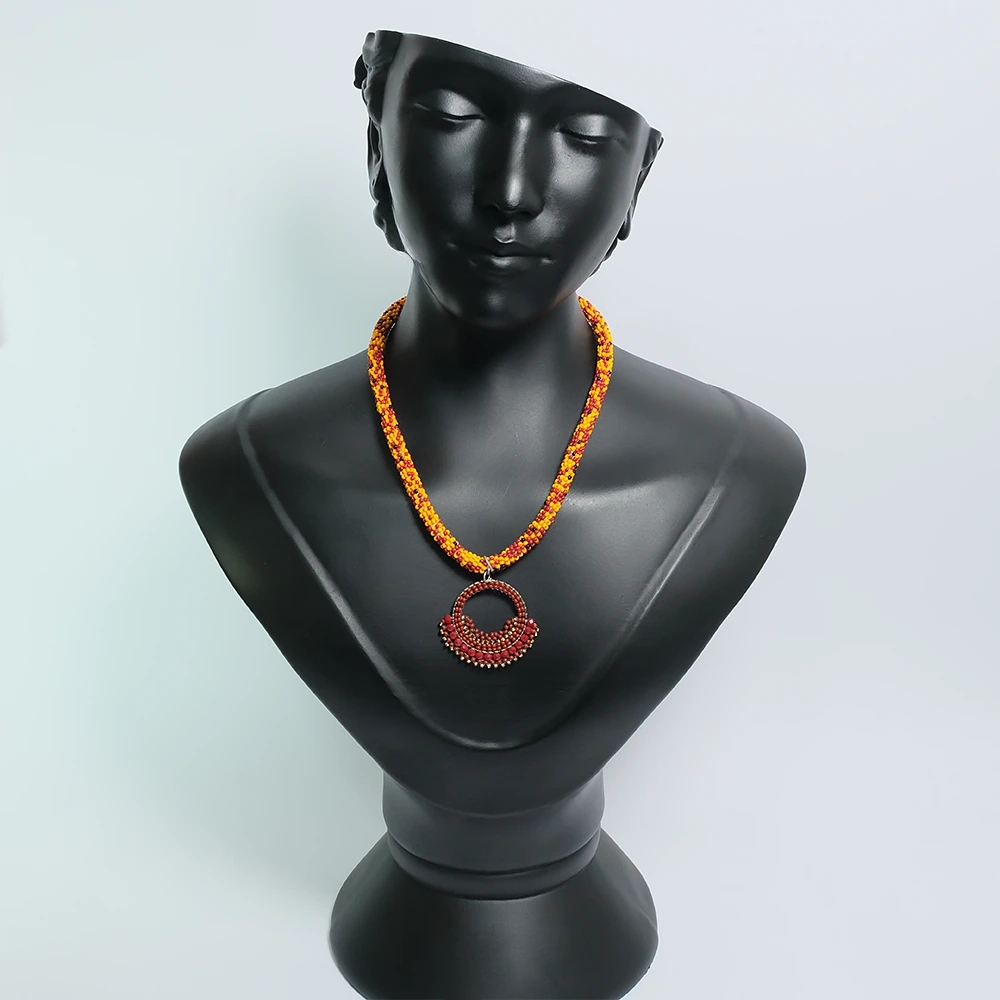 Fire Aura – Collar Artesanal Rojo y Dorado con Medallon Circular C1-03