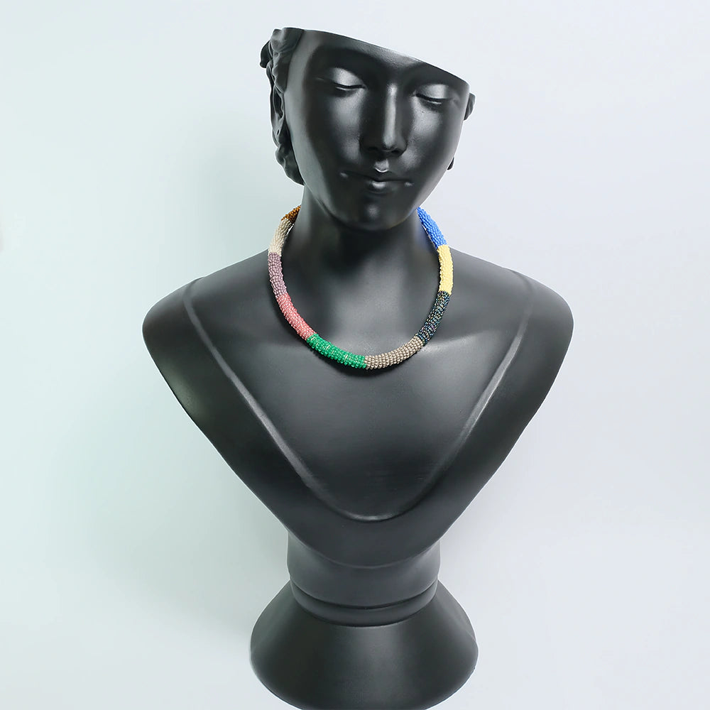 Aurora Luxe – Collar Artesanal Multicolor de Chaquiras Elegante B9-01