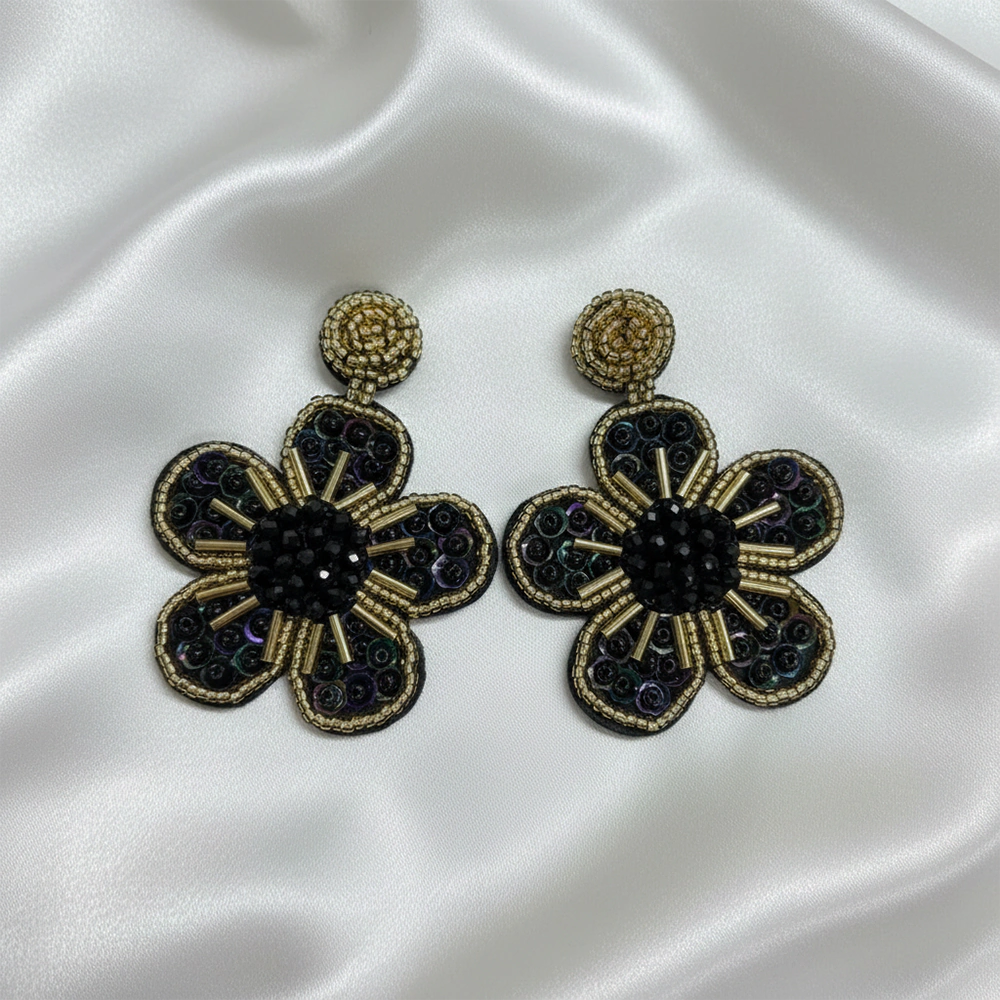 Aretes Premium Midnight Bloom | Aretas Flor Negra Bordadas con Cristales y Detalles Dorados Z1-04
