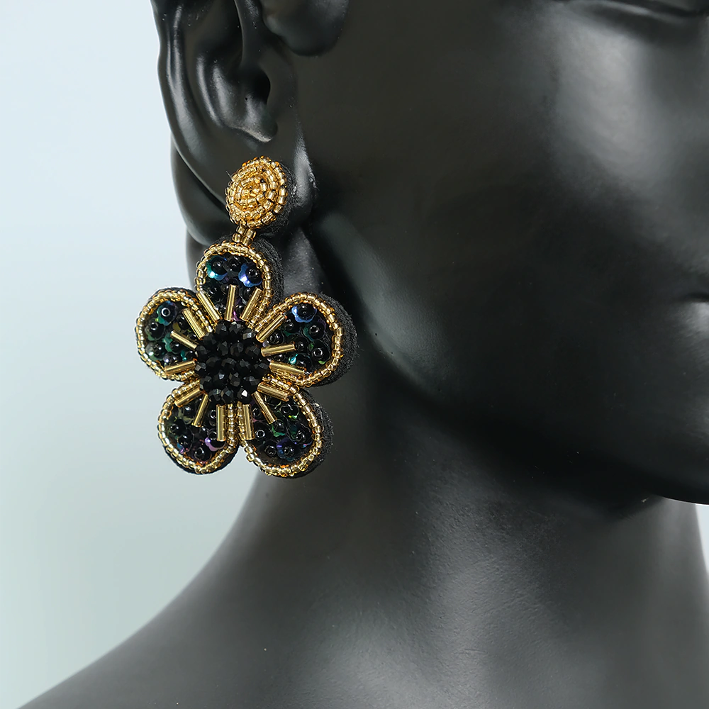 Aretes Premium Midnight Bloom | Aretas Flor Negra Bordadas con Cristales y Detalles Dorados Z1-04