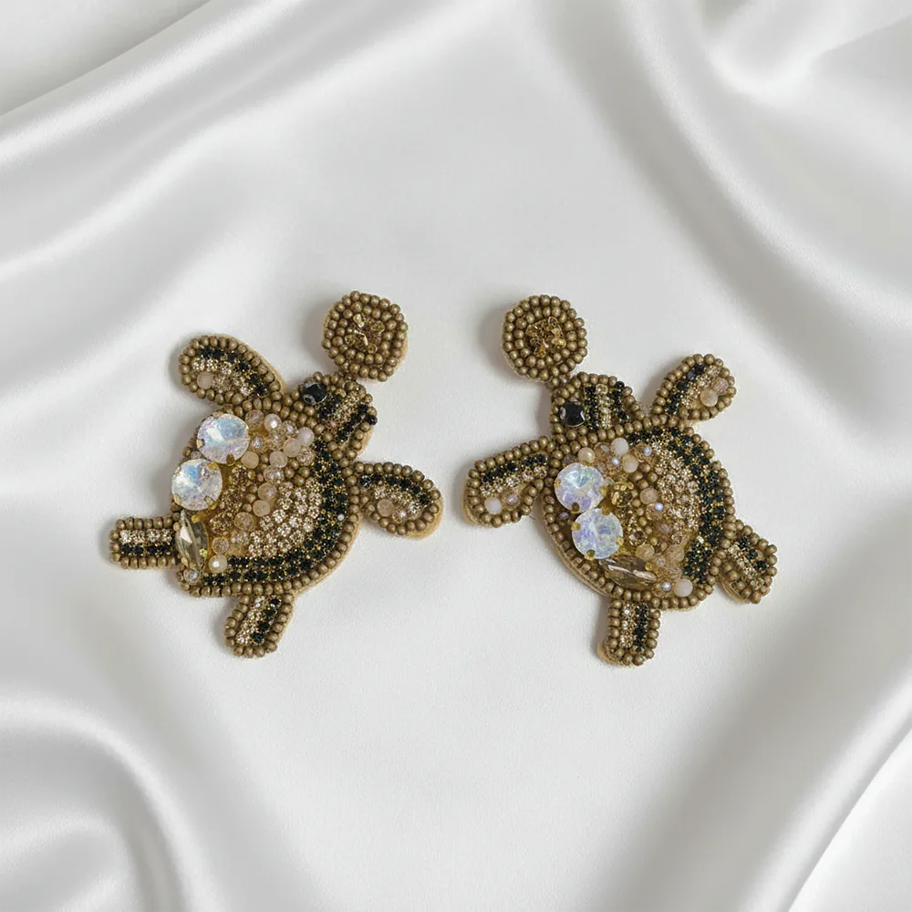 Aretes Premium Golden Turtle | Aretas Tortuga Dorada Bordadas a Mano Statement Jewelry Z1-07