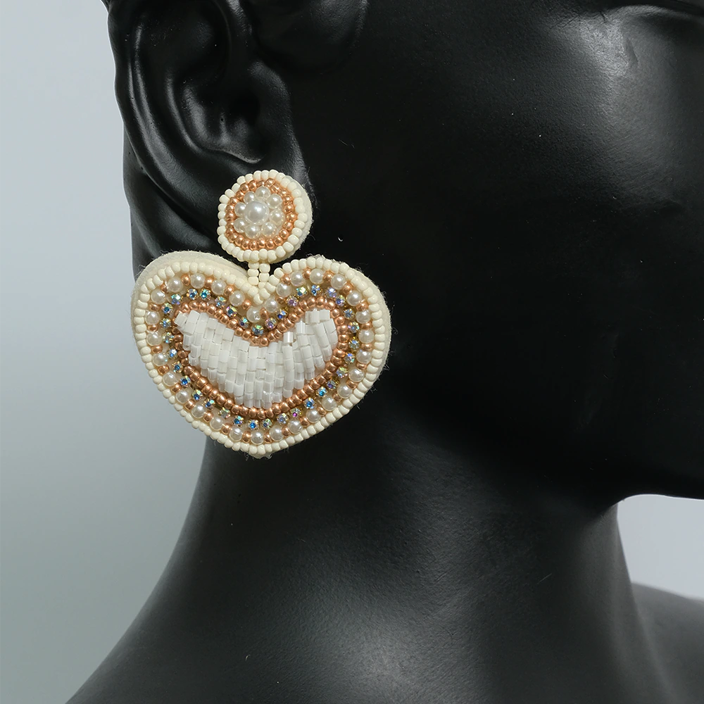 Aretes Premium Pearl Heart | Aretas Corazon Blanco Bordadas a Mano con Perlas y Cristales Z1-10