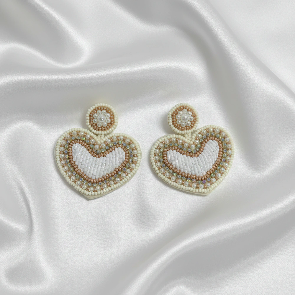 Aretes Premium Pearl Heart | Aretas Corazon Blanco Bordadas a Mano con Perlas y Cristales Z1-10