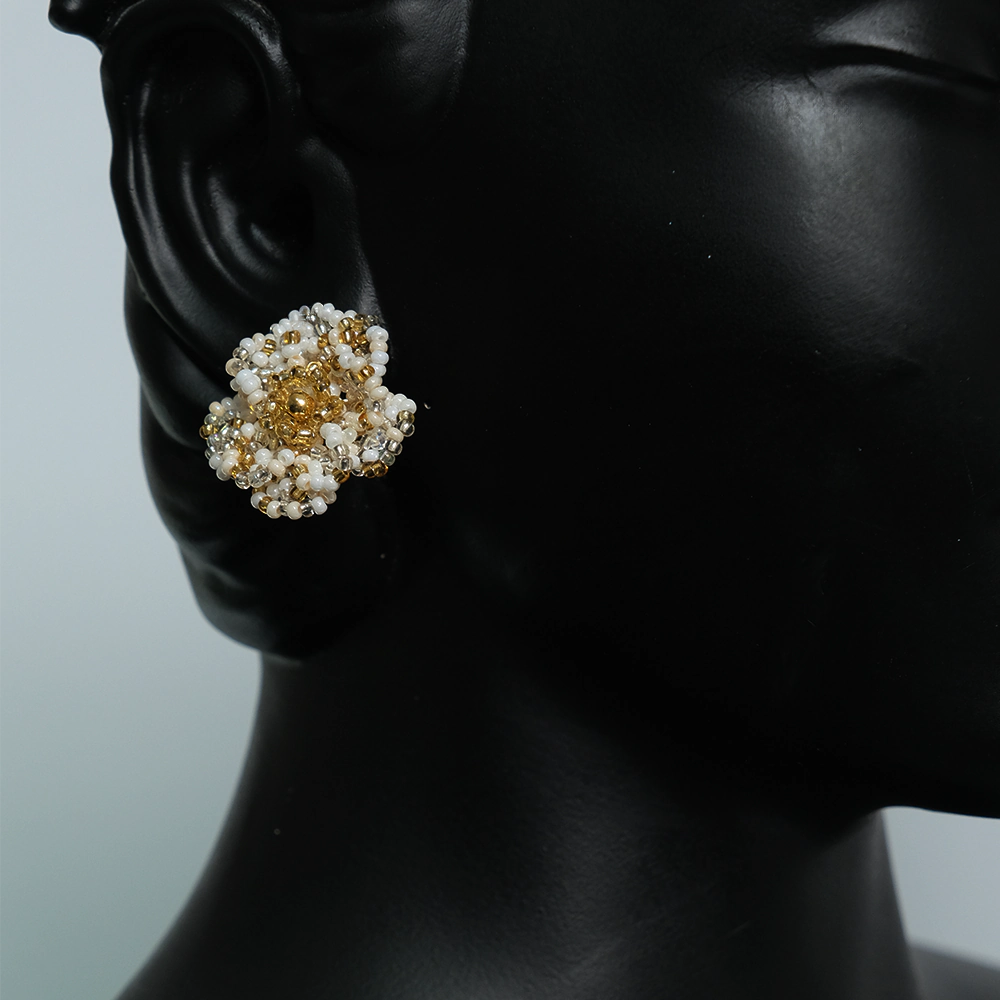 Aretes Ivory Pearl Bloom - Aretes Flor Blanca y Dorada en Mostacillas Hechos a Mano Z10-03