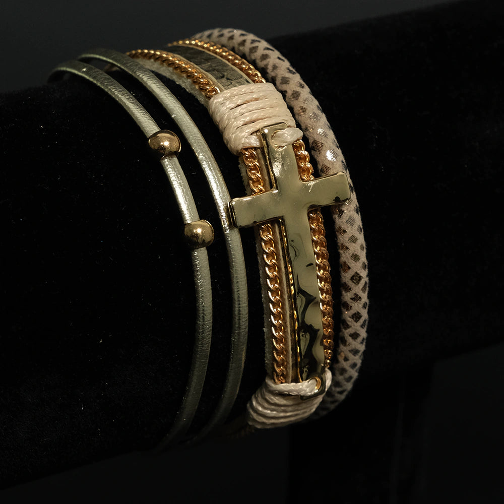 Pulsera Faithline Luxe Cruz Dorada Multicapas en Cuero Z11-05