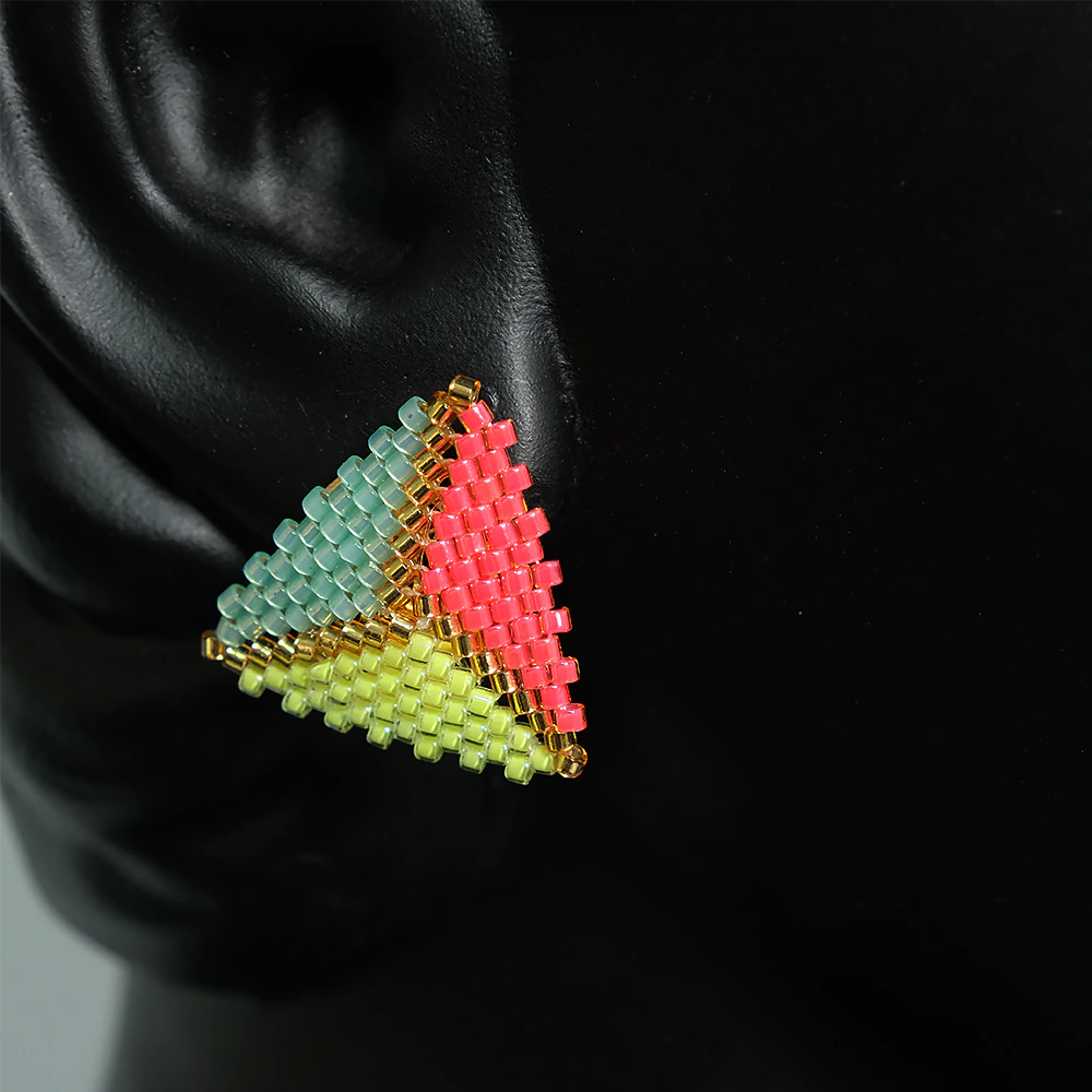 Aretes artesanales triangulares Prisma Neon rosa verde menta lima dorado geometrico modernos hechos a mano Z2-01