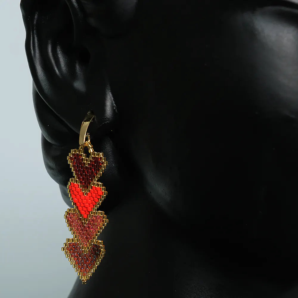 Aretes Amor Carmesi - Aretes Colgantes de Corazones en Mostacilla Hechos a Mano, Joyeria Artesanal Dorada Z4-01