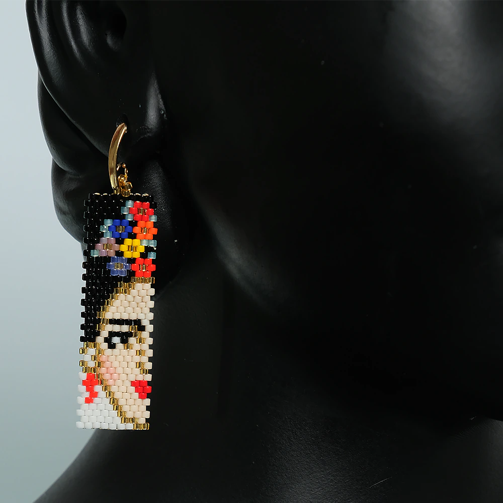 Aretes Frida Icon - Aretes Colgantes con Retrato en Mostacilla Hechos a Mano, Joyeria Artesanal Inspiracion Mexicana Z4-05
