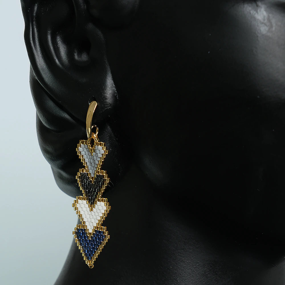 Aretes Midnight Luxe Corazones - Aretes Colgantes en Mostacilla Negro Blanco y Azul Hechos a Mano Z4-07