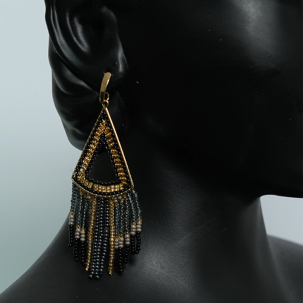 Aretes Noir Royale - Aretes Triangulo Negro y Dorado con Flecos en Mostacilla Hechos a Mano Z8-01