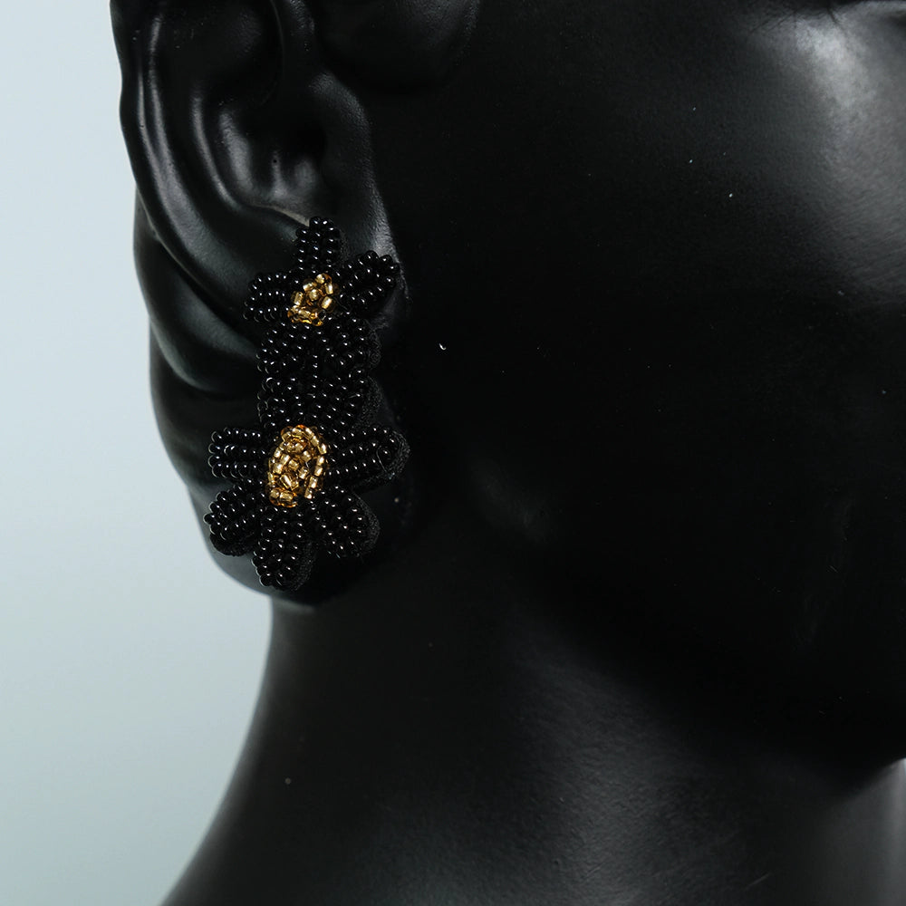 Aretes Midnight Daisy - Aretes Flor Negra con Centro Dorado en Mostacillas Hechos a Mano Z9-06