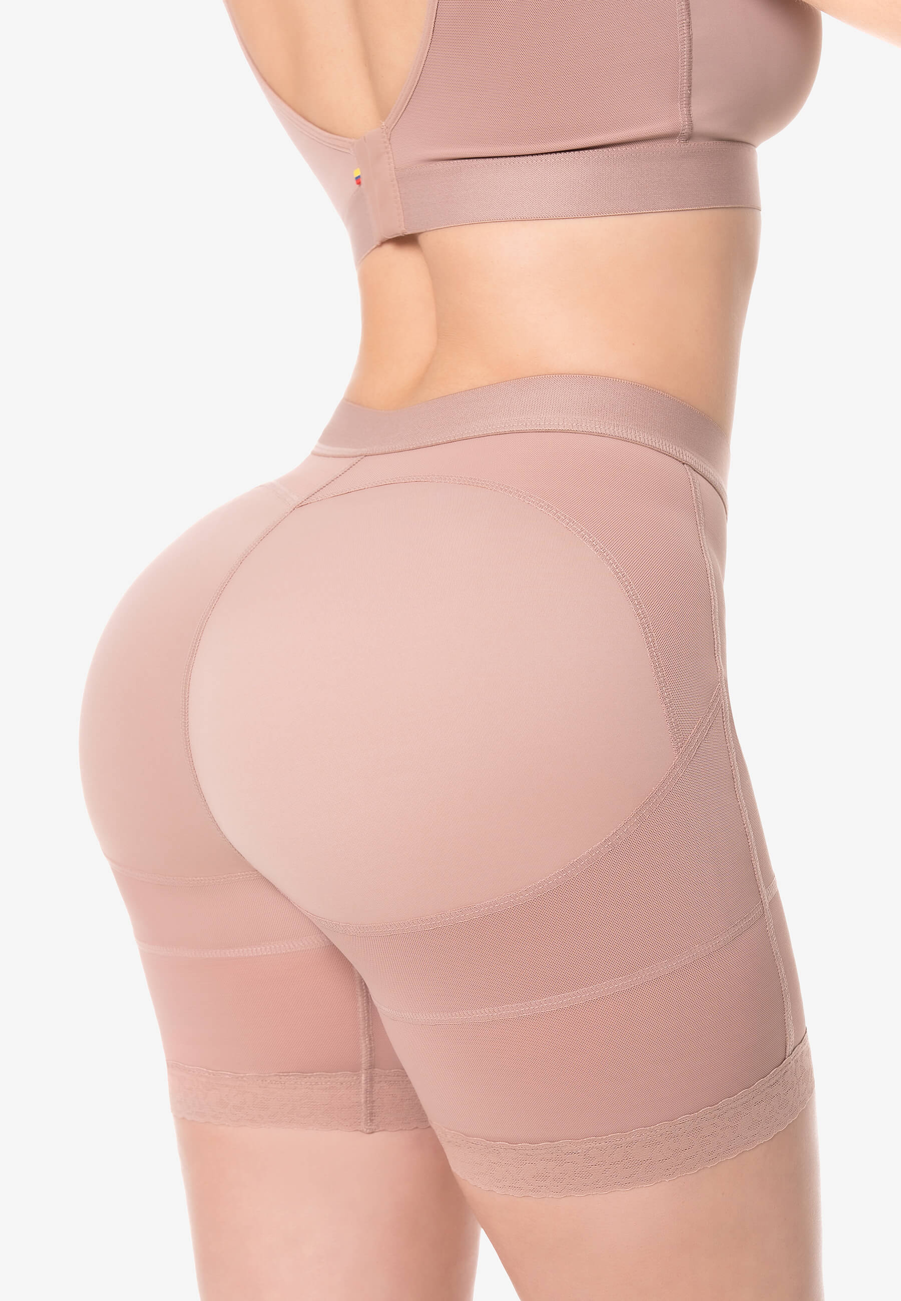 Curvia Short allegra a la cintura media pierna con realce Cocoa