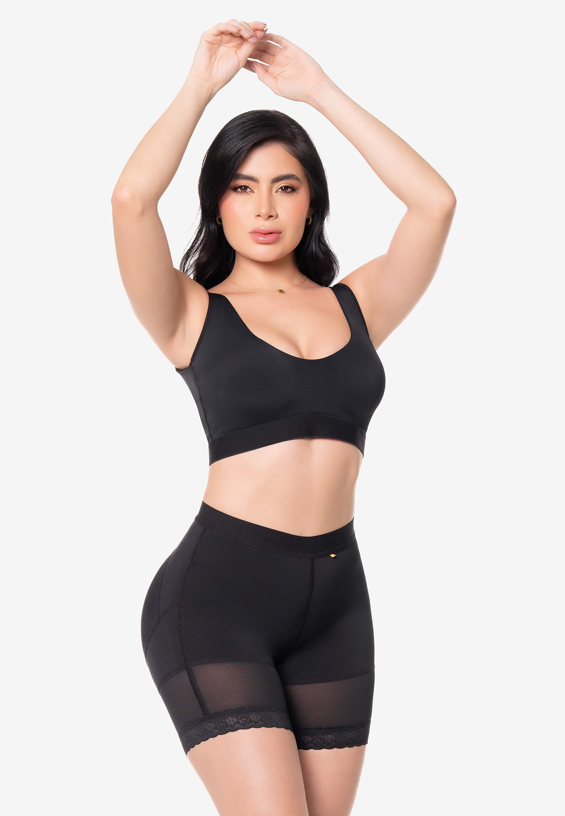 Curvia Short allegra a la cintura media pierna con realce Negro