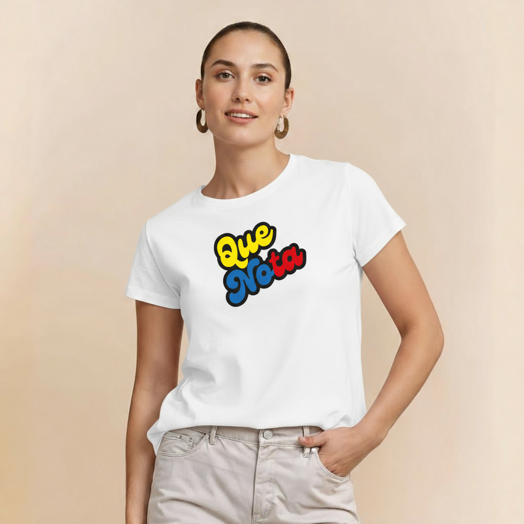 Camiseta “Qué Nota” (Regular Fit, Tricolor)