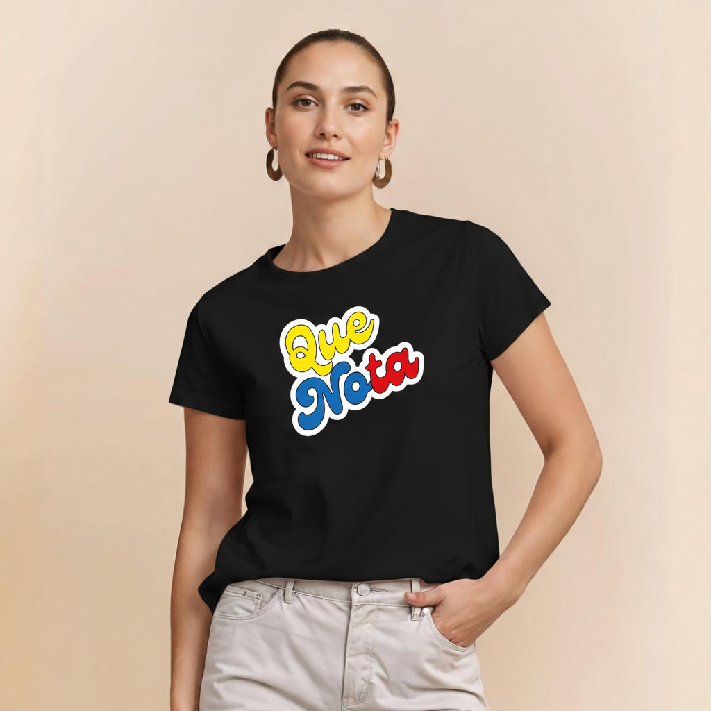 Camiseta “Qué Nota” (Regular Fit, Tricolor)